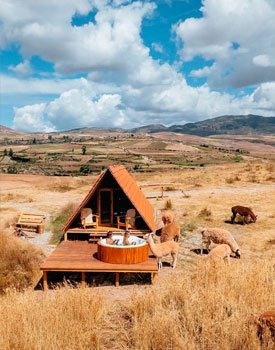 Cabana nas montanhas de Cusco com lhamas, Mountain View
