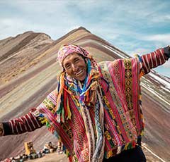 povoador de cusco sorrindo para o turista