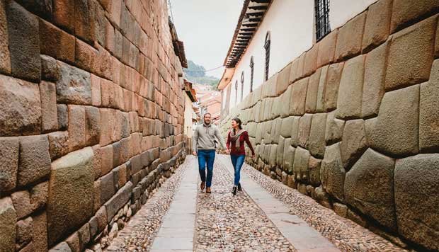casal caminhando em cusco
