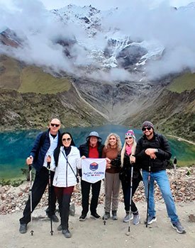 grupo de amigos na trilha humantay