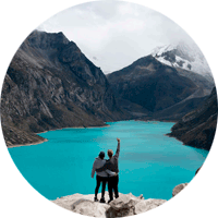 casal em Huaraz olhando a laguna Rocotuyoq