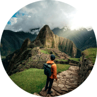 vista de machu picchu com turista observando
