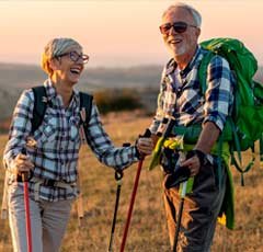 casal de turistas de terceira idade fazendo trilha
