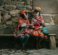 crianças dando as mãos