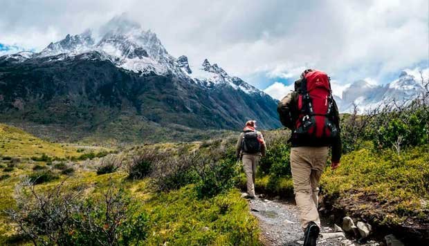dupla de turistas indo para montanha do salkantay