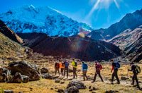 vista panoramica de turistas em Salkantay
